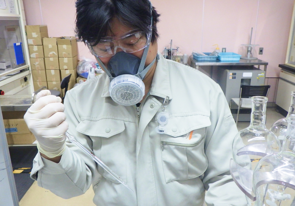化学物質の濃度基準測定の様子